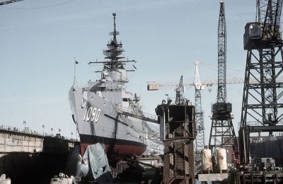 1280px-USS_Ainsworth_(FF-1090)_drydocked.jpg